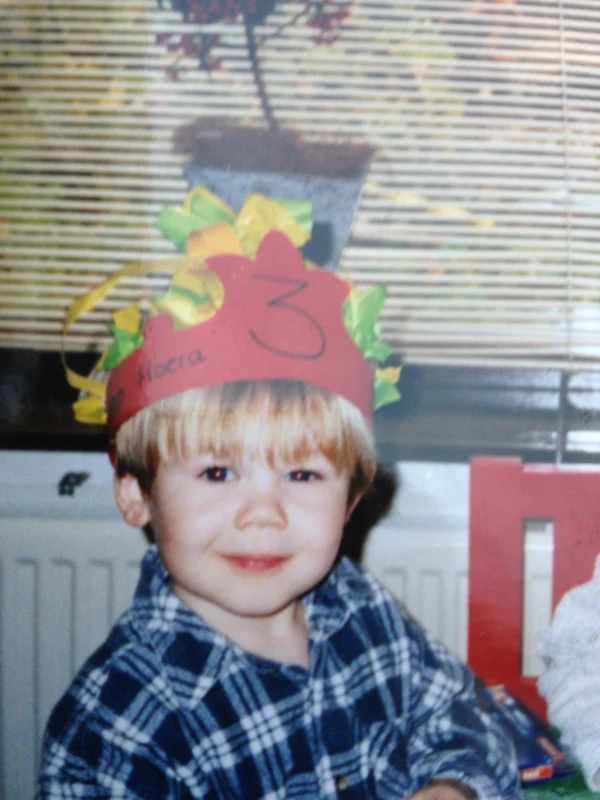 Joris as a little boy in a paper crown