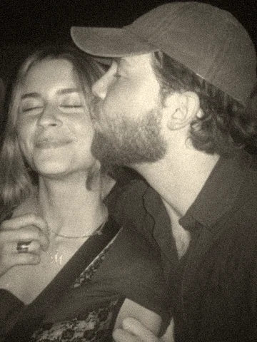 Joris kissing Mariana on the cheek