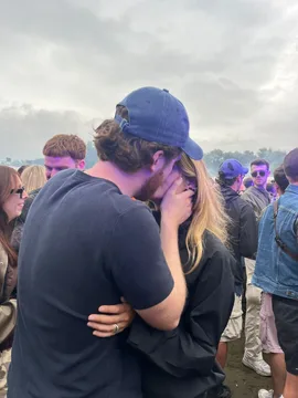 Joris kissing Mariana at a festival